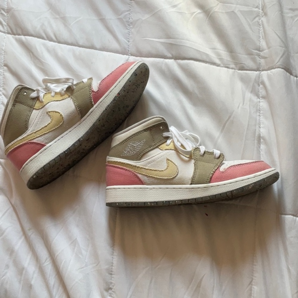 Air Jordan Mid. 5Y. WILL TAKE OFFERS!!!!